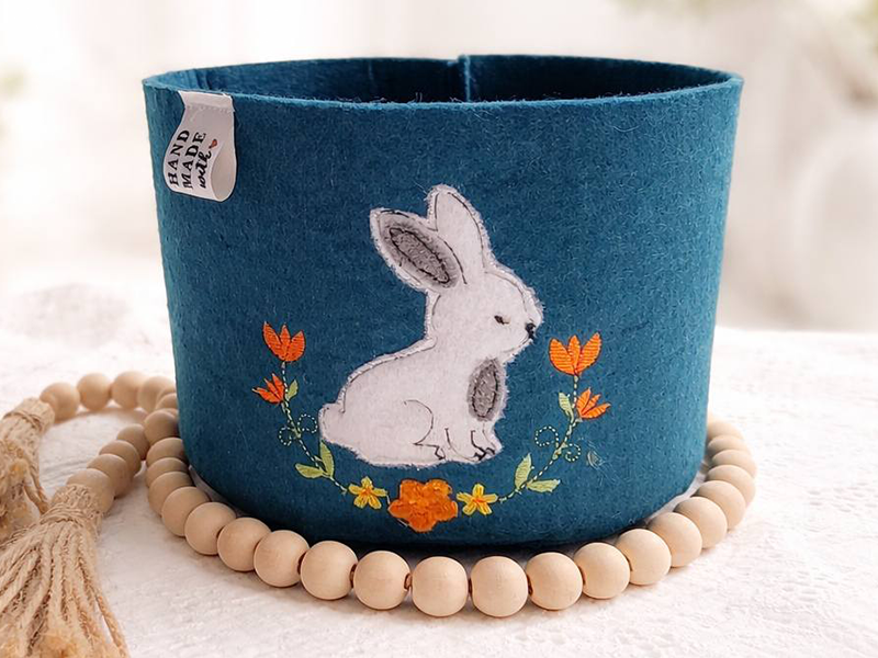 Häschen mit Blumenranke - doodle Stickdatei