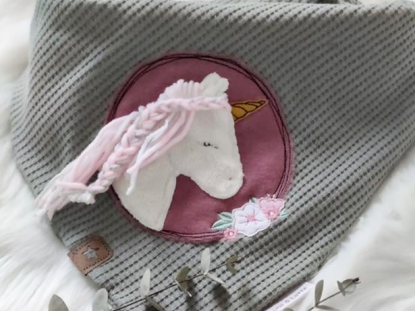 Einhorn Button mit Wollmähne - doodle Stickdatei