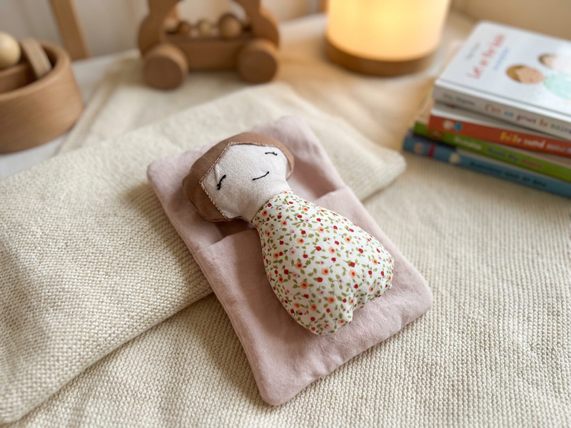 Puppe im Kuschelbett - ITH-Stickdatei