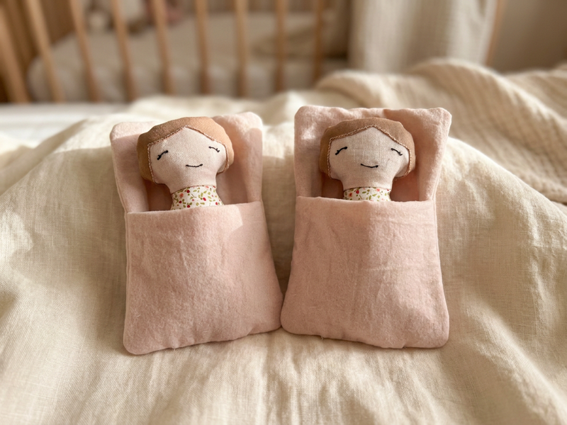 Puppe im Kuschelbett - ITH-Stickdatei