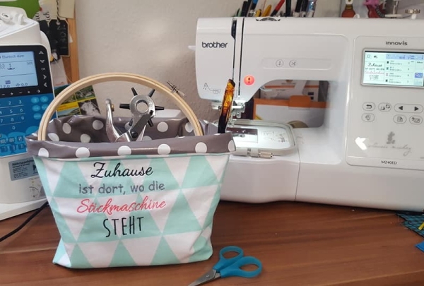 Zuhause ist wo die Stickmaschine steht -  Spruch